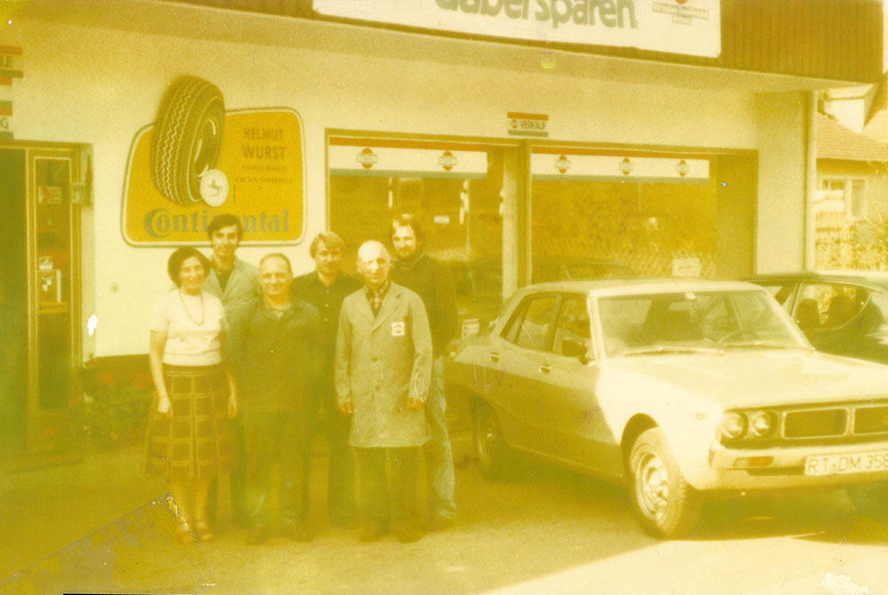 Bild vor der Tankstelle Datsun